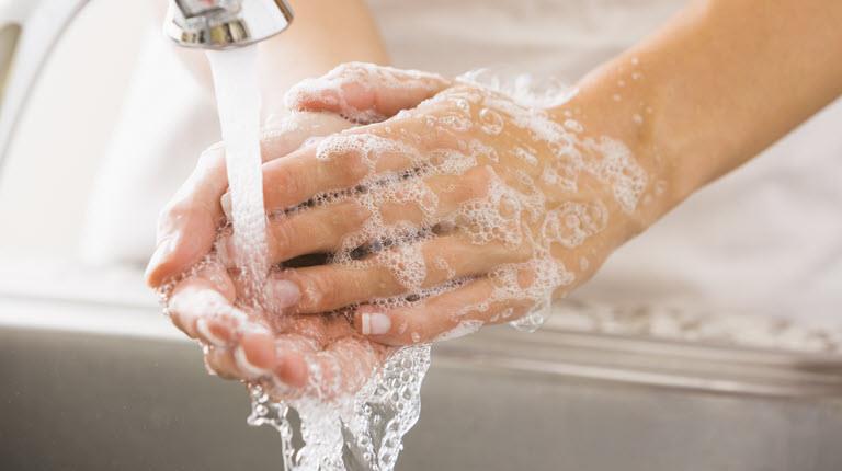 washing hands in sink coronavirus