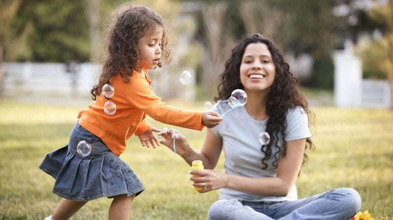 Femme adulte et enfant dans un parc